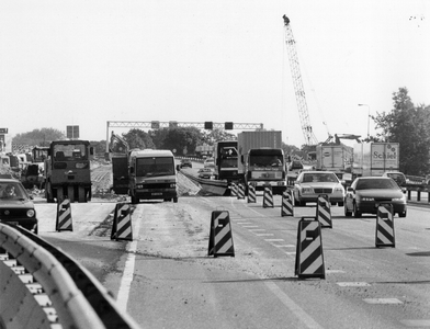 842744 Afbeelding van de verbreding van vermoedelijk de A2 bij het knooppunt Oudenrijn.